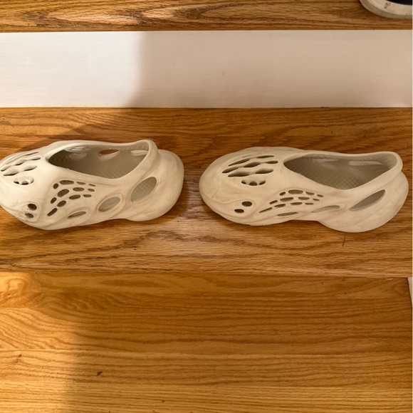 Yeezy Foam Runner Grade SchoolSize 4 - Picture 1 of 3